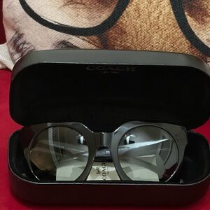 Coach Iconic Black Horse and Carriage Sunglasses - FINAL SPRING SALE 🎉💙